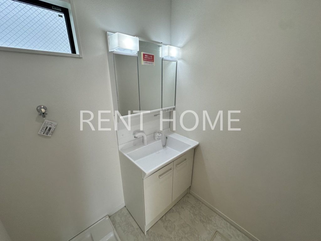 洗面設備　三面鏡付き洗面化粧台