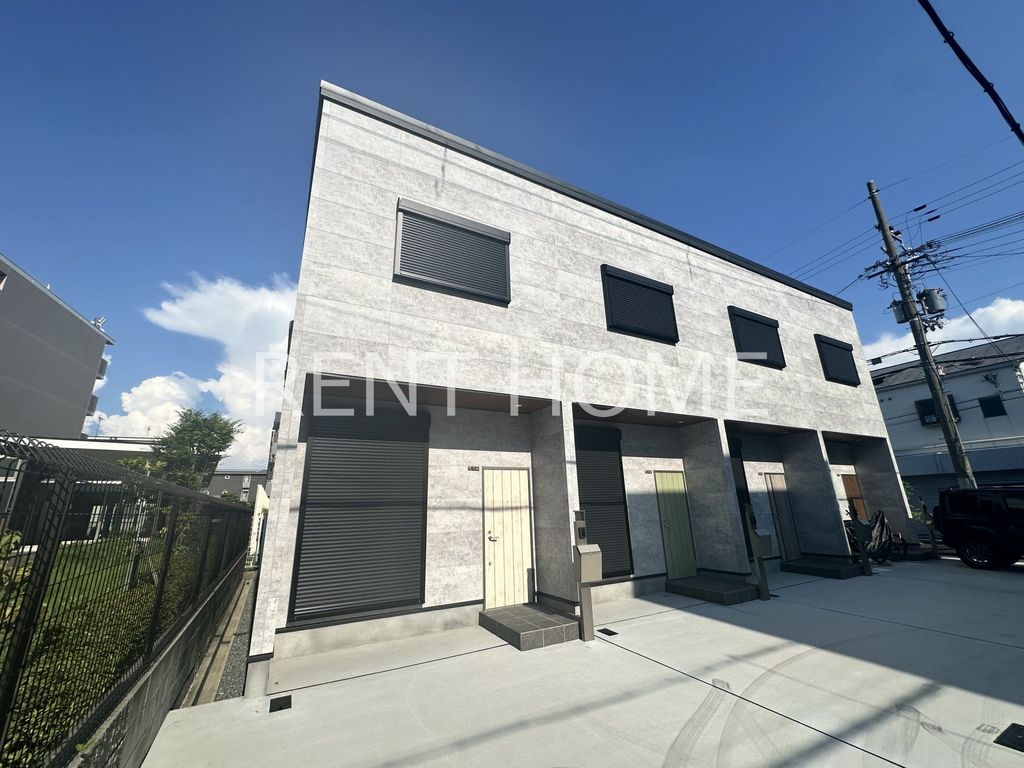 建物外観　車庫付きテラスハウスです