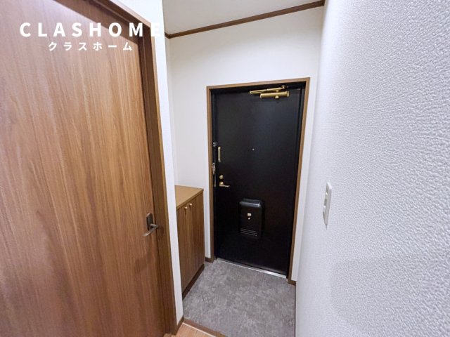 玄関　同物件の別部屋になります。