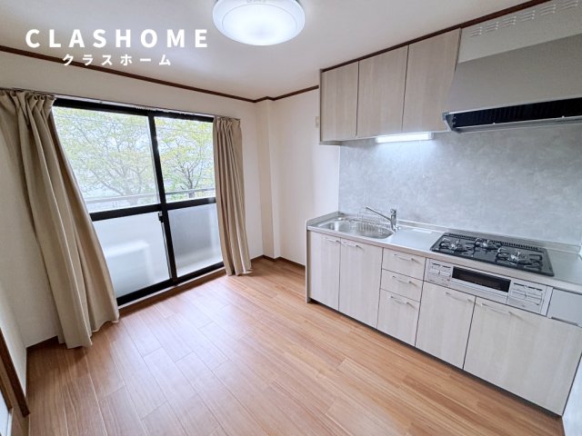 居室・リビング　同物件の別部屋になります。