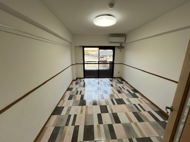 居室・リビング　洋室8帖、同物件202号室の写真。現況を優先とします。