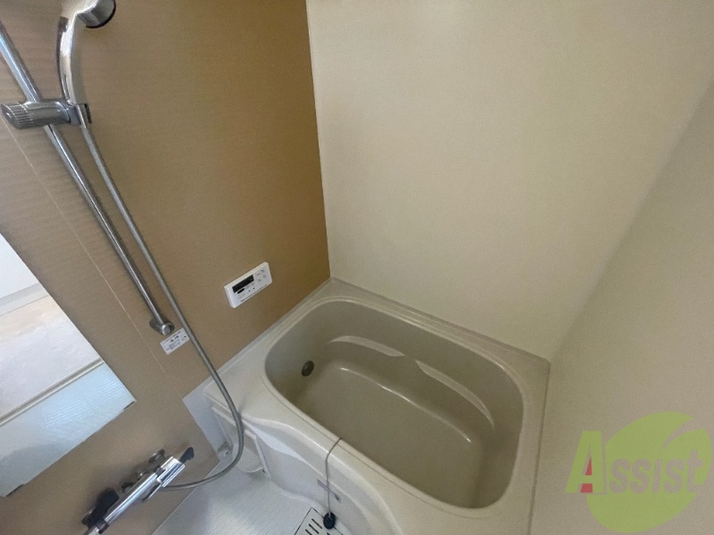 バス・シャワールーム　追い焚き機能付きですのでいつでも温かいお風呂に入れます。