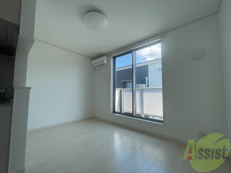 居室・リビング　８．３帖のリビングになります。明るくて綺麗なお部屋ですね