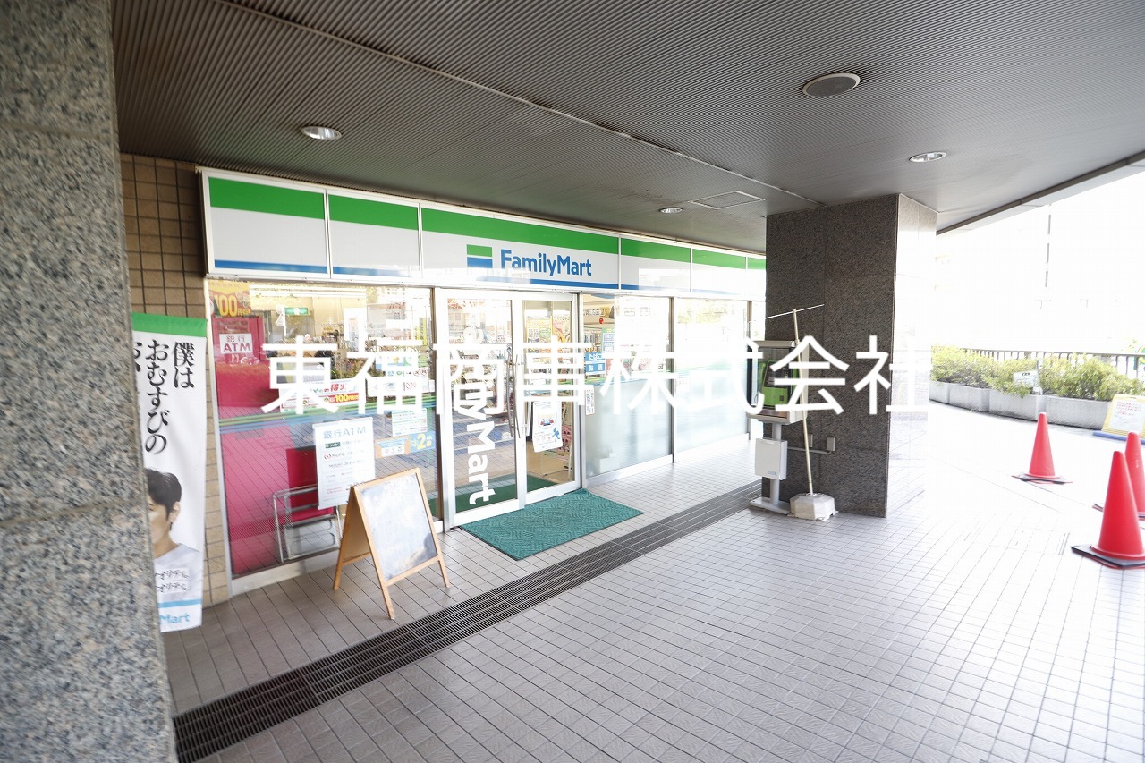 コンビニ　ファミリーマート成増駅前店（コンビニ）まで400m