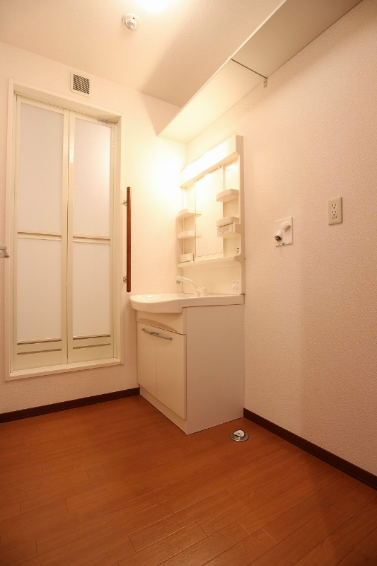 洗面設備　実際のお部屋の写真は準備中の為、同建物の別号室の写真です。