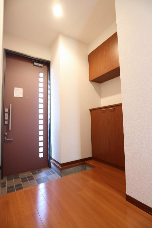 玄関　実際のお部屋の写真は準備中の為、同建物の別号室の写真です。