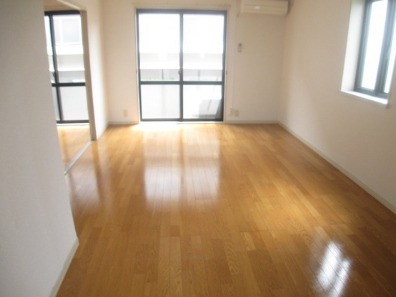 居室・リビング　広々と明るいリビングです。