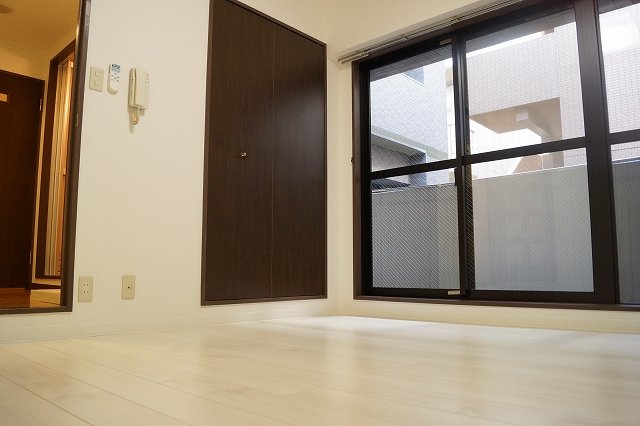 居室・リビング　明るい色の床材を使用したお部屋です。