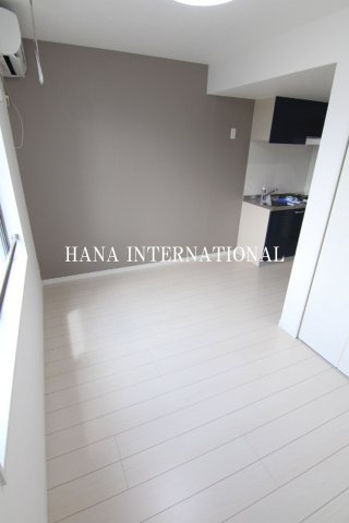 居室・リビング　アクセントクロスでおしゃれな室内です。