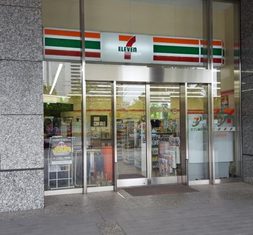 コンビニ　セブンイレブン港区海岸1丁目店（コンビニ）まで245m
