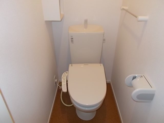 トイレ　落ち着いた色調のトイレです