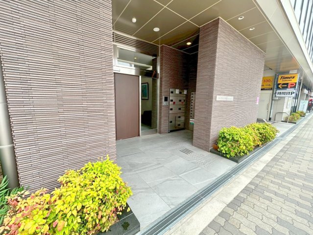 エントランス　オシャレなエントランスは安心のオートロック付きです。