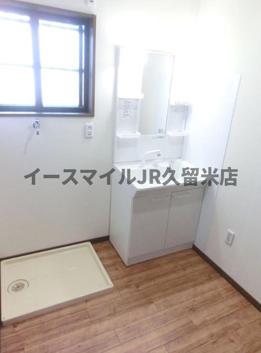 洗面設備　明るい洗面所です