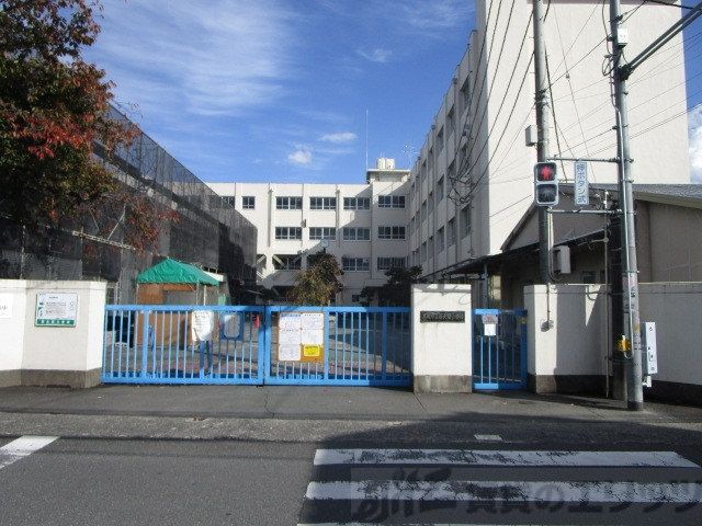 小学校　高槻市立西大冠小学校（小学校）まで2270m