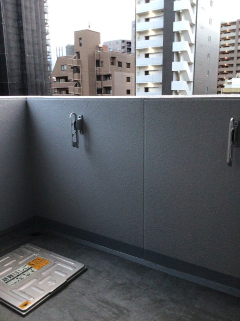 バルコニー　同物件別号室