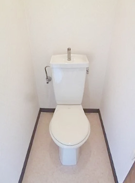 トイレ　落ち着いた色調のトイレです