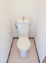 トイレ　落ち着いた色調のトイレです