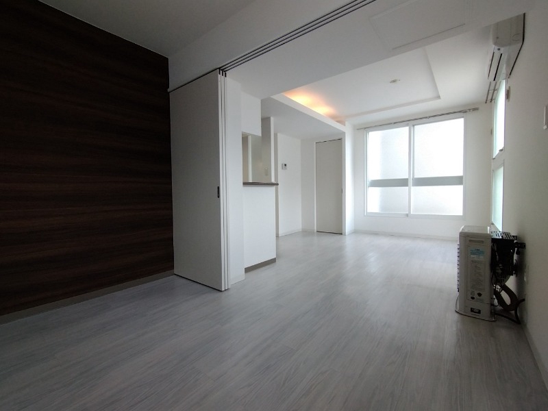 その他部屋・スペース　寝室はこちらです。光が差し込む、温かみのあるお部屋です。