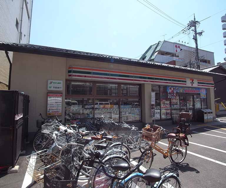 コンビニ　セブンイレブン京都西院駅東店（コンビニ）まで52m