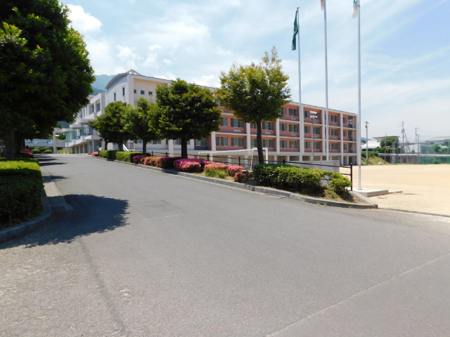 中学校　四国中央市立三島西中学校（中学校）まで1163m