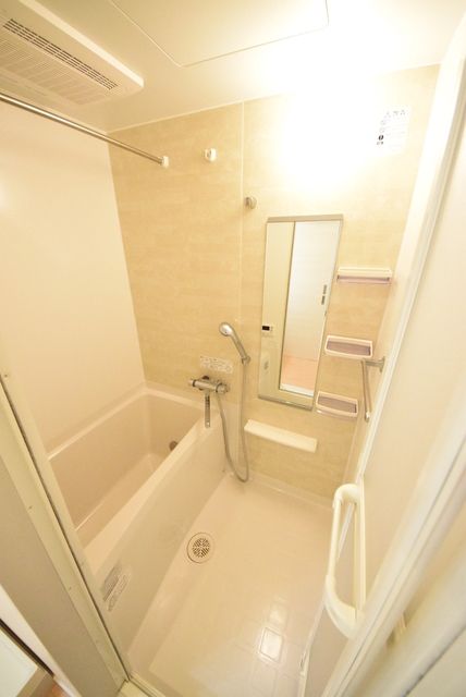 バス・シャワールーム　同建物内の別部屋参考写真です