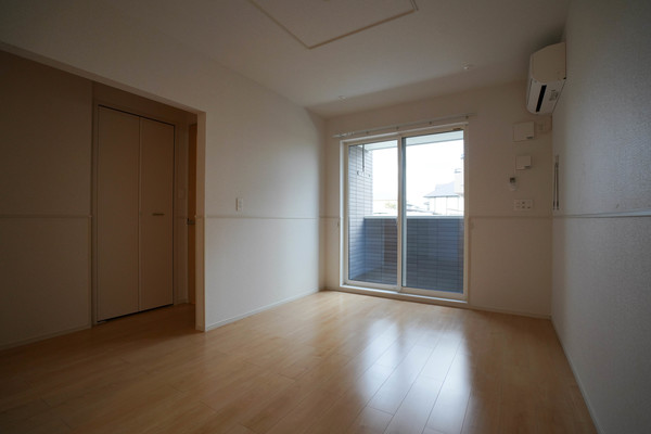 居室・リビング　同じ建物の別なお部屋