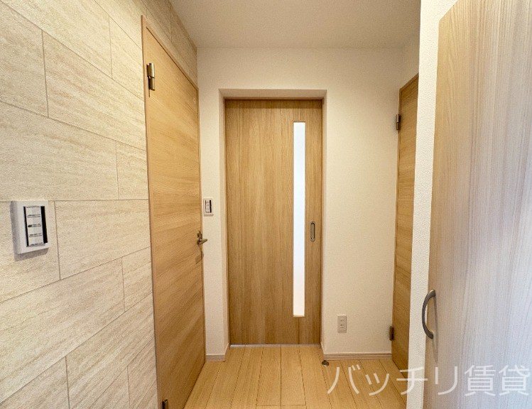 玄関　別号室写真の為現況を優先致します。
