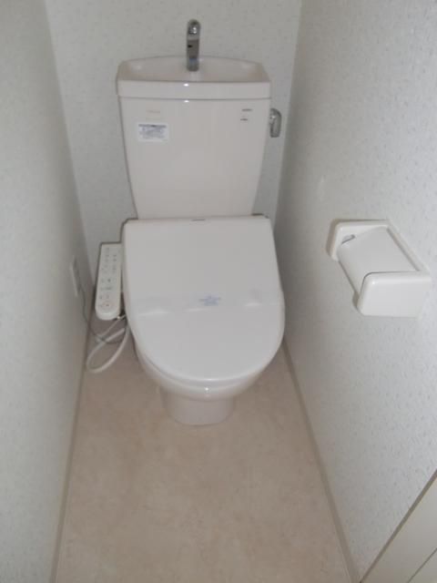 ＪＲ横浜線 矢部駅 徒歩8分 3階建 築16年のトイレ写真