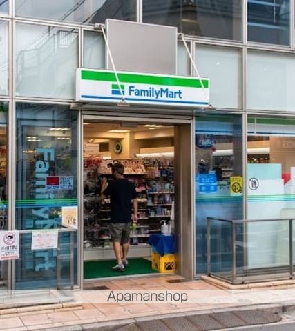 コンビニ　ファミリーマート（コンビニ）まで529m