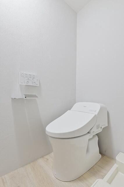 東急池上線 御嶽山駅 徒歩2分 5階建 築8年のトイレ写真