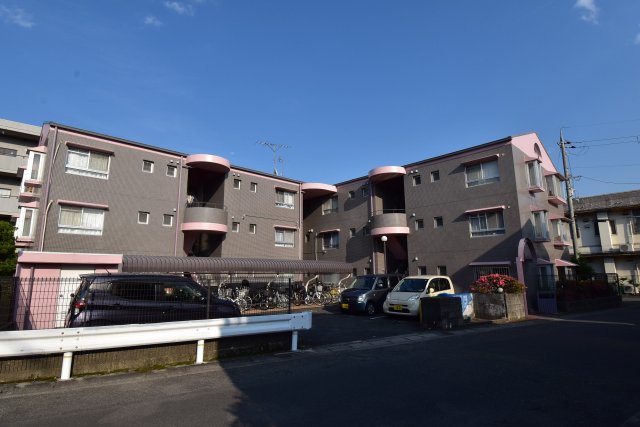 建物外観　長岡天神駅徒歩14分。閑静な住宅街の落ち着いたRC造の外観