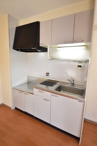 キッチン　同型参考写真　システムキッチン採用。調理スペース広々で快適な