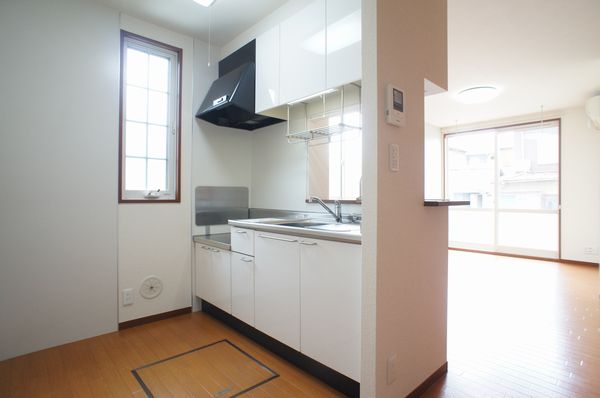 キッチン　人気の対面式キッチンです！　窓があり明るいキッチンです。