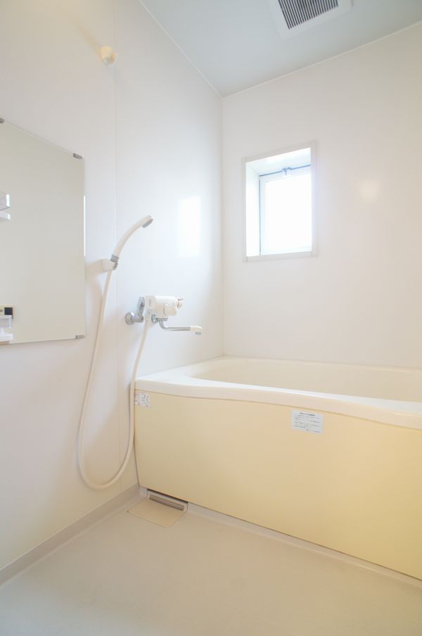 バス・シャワールーム　追い炊き機能付き浴室です！　小窓があり換気に最適です。