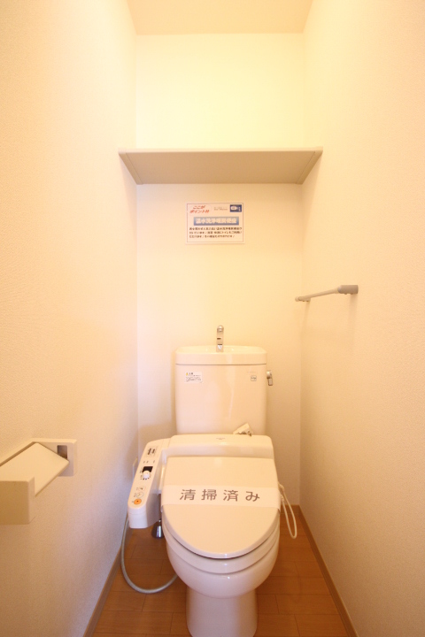 トイレ　温水洗浄便座付きです！　上部の棚が収納に便利です。