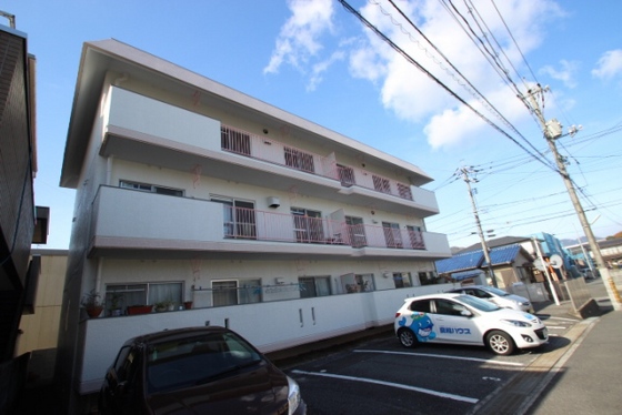 広島市佐伯区三筋のマンションの建物外観