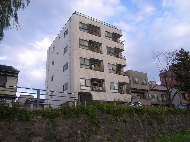 上野ハイツの建物外観