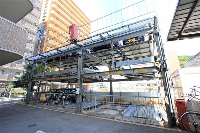 【松山市本町のマンションの駐車場】