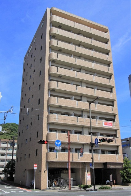 【松山市本町のマンションの建物外観】