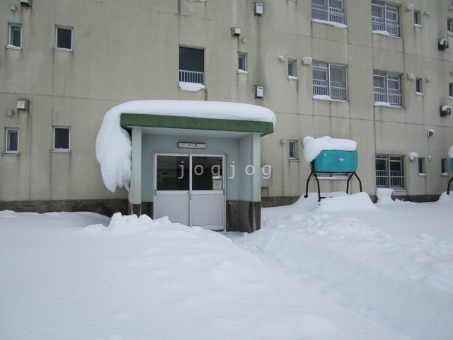 【岩見沢市幌向南五条のマンションのエントランス】