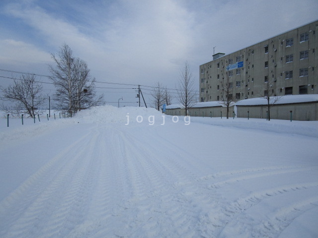 【岩見沢市幌向南五条のマンションの駐車場】