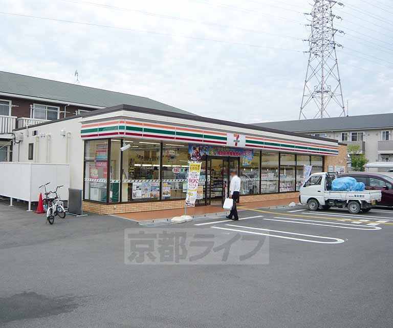 【京都市伏見区竹田段川原町のマンションのコンビニ】