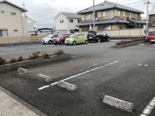 【東近江市宮荘町のアパートの駐車場】