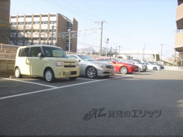 【長岡京市久貝のマンションの駐車場】