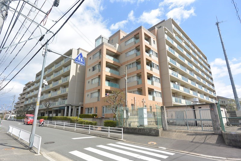 フロレスタミオ山田池公園の建物外観