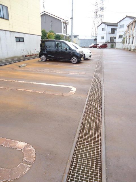 【長岡市寿のアパートの駐車場】