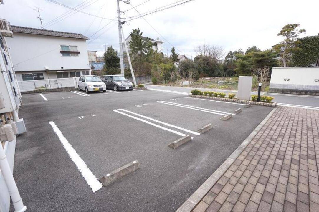 【松山市平井町のアパートの駐車場】