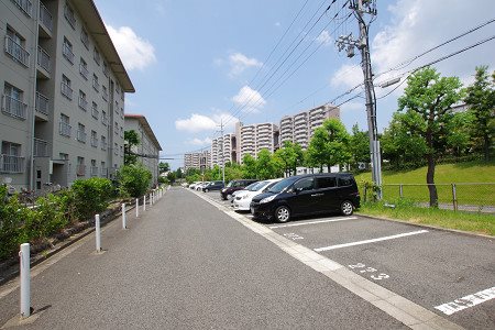 【鴨谷台団地8棟の駐車場】