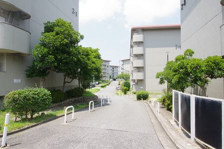 【鴨谷台団地8棟のエントランス】