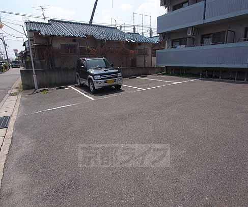 【ロイヤルコート京田辺の駐車場】